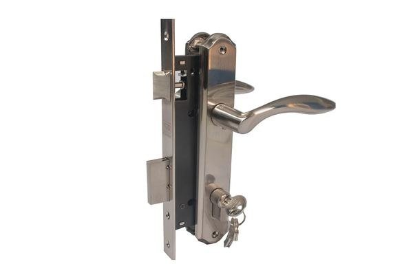 Yale lockset with apolo handle